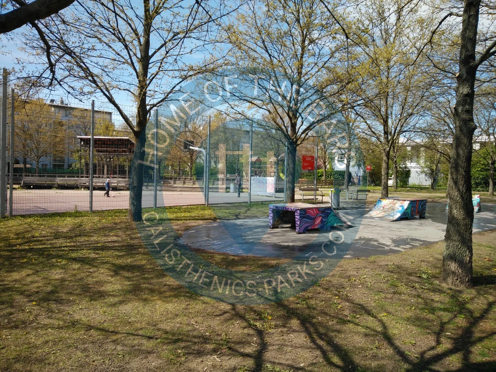 Calisthenics park in Pfarrkirche Cyrill und Method, 2, Theumermarkt, KG Stammersdorf, Floridsdorf, Wien, 1210, Österreich