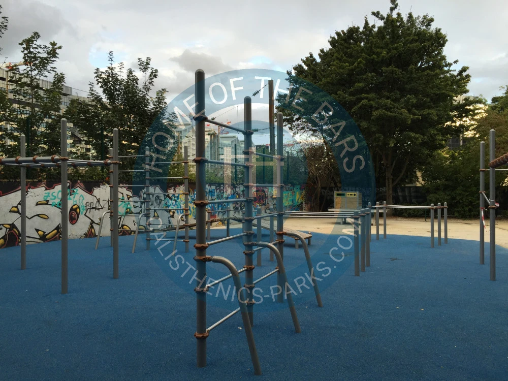 Calisthenics park in École Maternelle Publique Christine de Pisan, Rue Christine de Pisan, Quartier des Batignolles, Paris 17e Arrondissement, Paris, Île-de-France, France métropolitaine, 75017, France