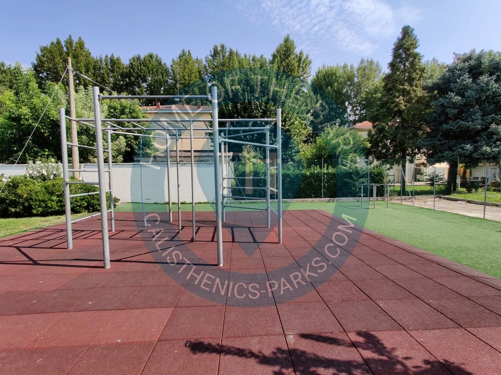 Calisthenics park in Palestra di Novi, Piazzale delle Scuole, Novi di Modena, Unione delle Terre d'Argine, Modena, Emilia-Romagna, 41016, Italia