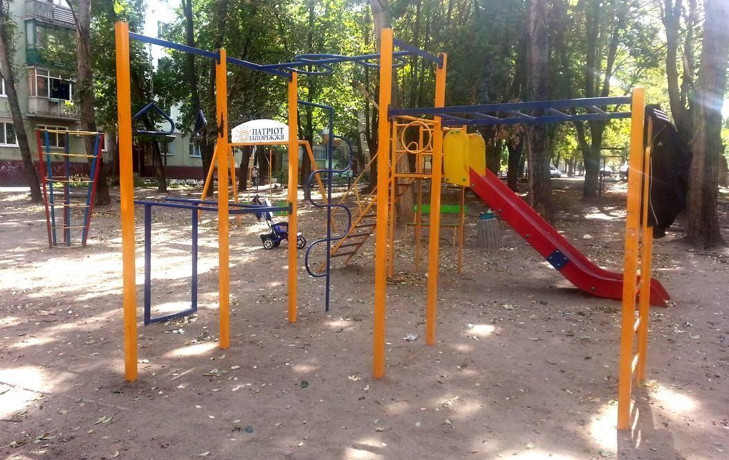 Calisthenics park in 118г, Космічна вулиця, Першотравневе, Комунарський район, Запоріжжя, Запорізька міська громада, Запорізький район, Запорізька область, 69027, Україна