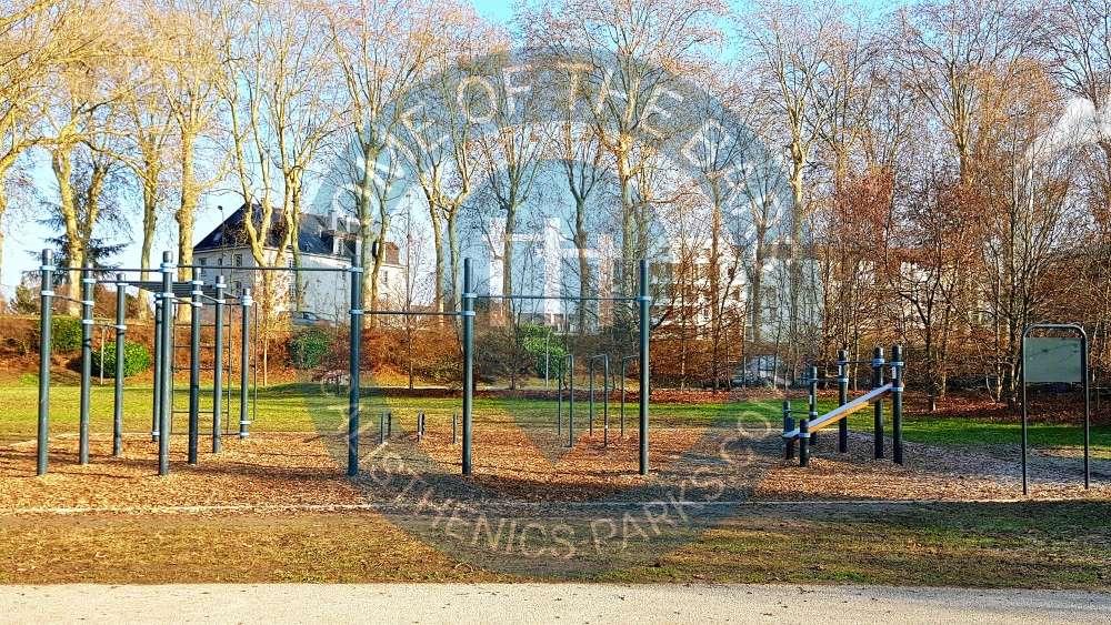 Calisthenics park in Centre aquatique du Lac - piscines et saunas, Avenue de Grammont, Bergeonnerie, Tours, Arrondissement de Tours, Indre-et-Loire, Centre-Val de Loire, France métropolitaine, 37000, France