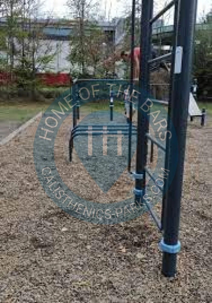 Calisthenics park in Centre aquatique du Lac - piscines et saunas, Avenue de Grammont, Bergeonnerie, Tours, Arrondissement de Tours, Indre-et-Loire, Centre-Val de Loire, France métropolitaine, 37000, France