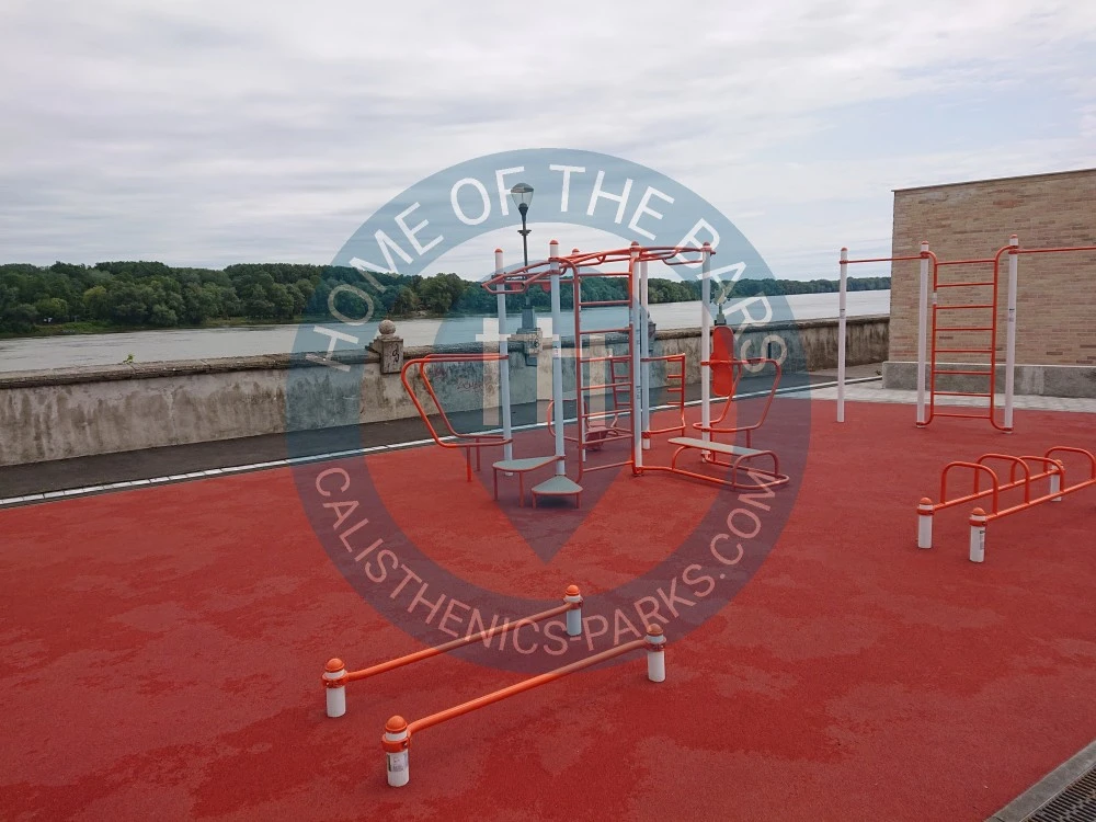 Outdoor Pull Up Bars - Mohács - Calisthenics park - Mohács, selyemgyár - Hungary - Spot
