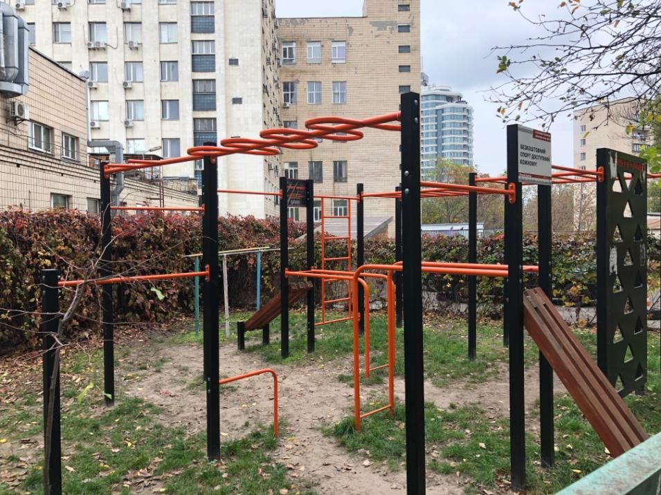 Outdoor Gym - Kyiv - Kyiv - Aire de Fitness - Бастионная 3/12 - Ukraine - Spot
