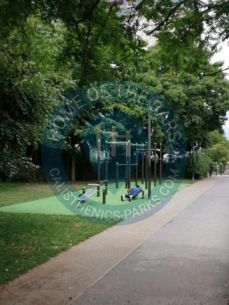 Calisthenics park in Promenade des Vallons de la Bièvre, La Coulée Verte, Châtillon, Antony, Hauts-de-Seine, Île-de-France, France métropolitaine, 92320, France
