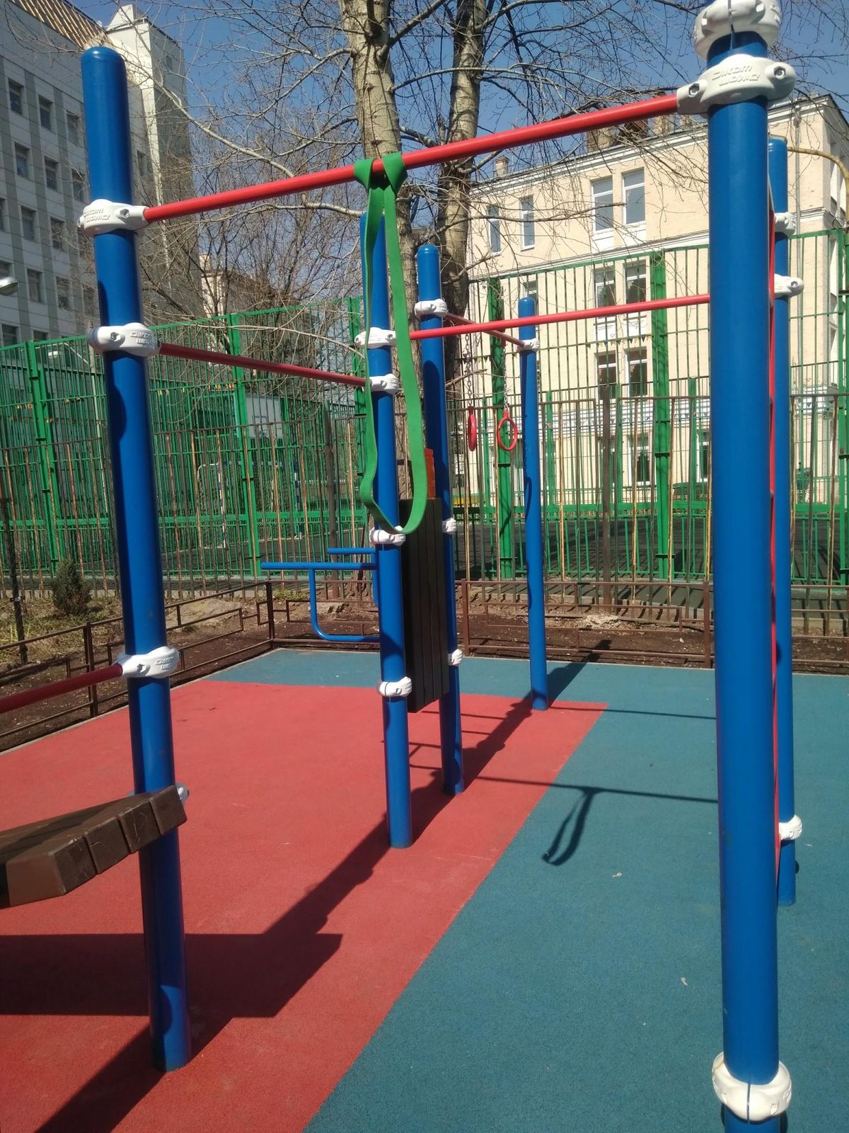 Calisthenics park in Школа № 2107. Здание школы "На Напрудном", Напрудный переулок, Мещанский район, Москва, Центральный федеральный округ, 129110, Россия
