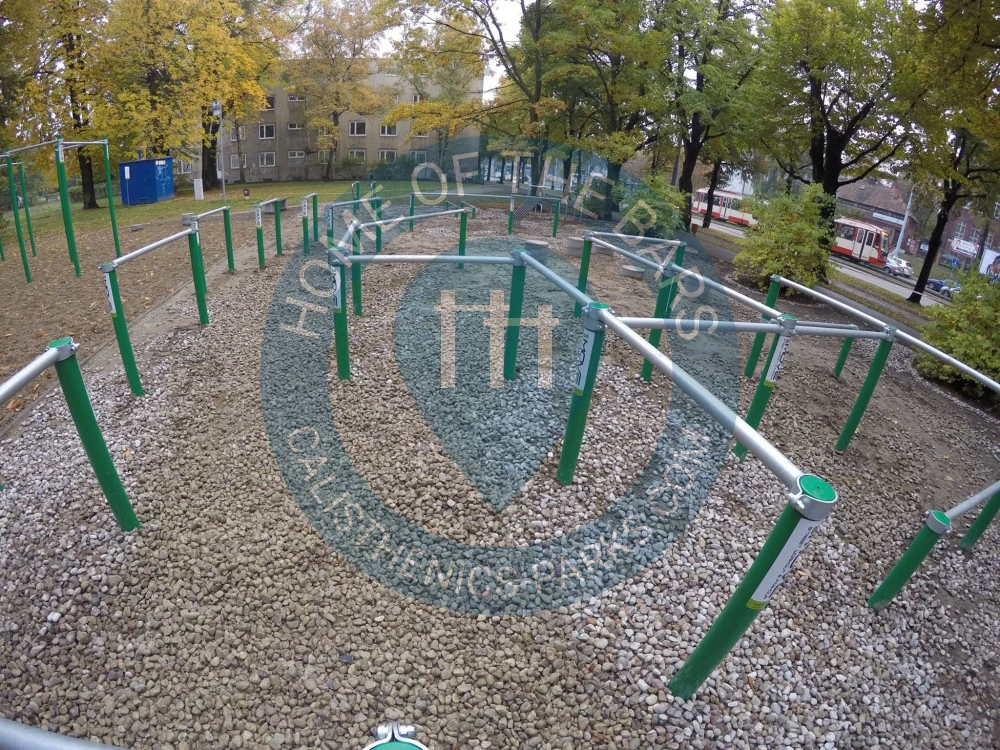 Calisthenics park in Pomorska Medyczna Szkoła Policealna, Aleja Generała Józefa Hallera, Nowe Szkoty, Wrzeszcz Dolny, Gdańsk, województwo pomorskie, 80-426, Polska
