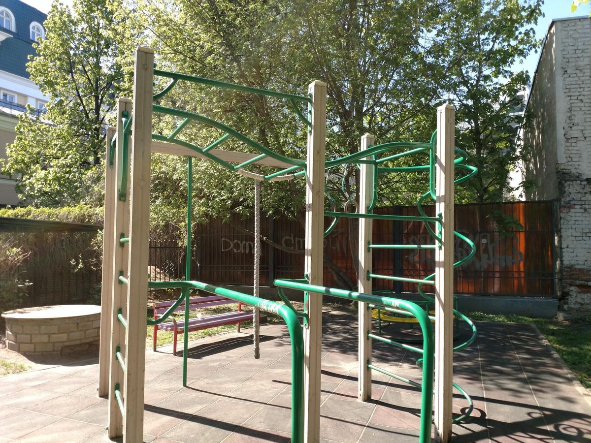 Calisthenics park in Надвратный храм Спаса Нерукотворного Образа, 3-й Зачатьевский переулок, 33, район Хамовники, Москва, Центральный федеральный округ, 119034, Россия
