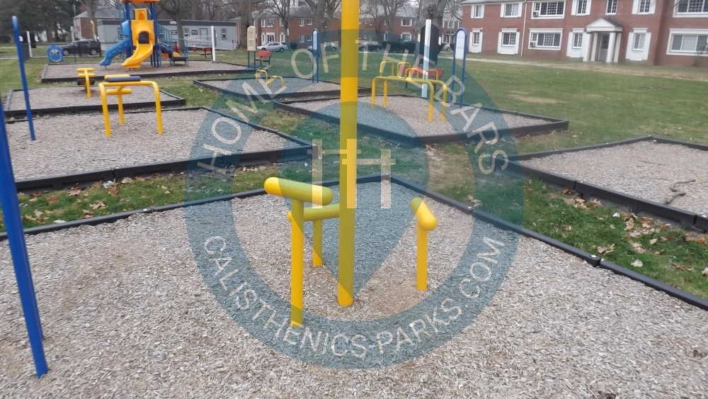 Toledo - Calisthenics Stations - Kenwood Garden Apartments - Miracle Recreations - United States - Spot