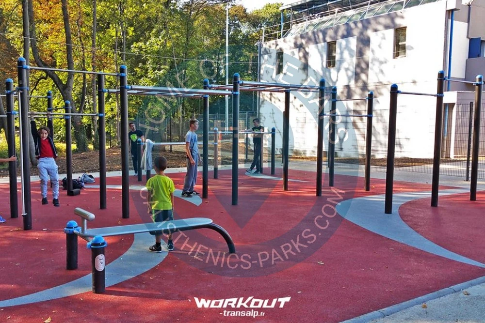 Calisthenics park in City Stade, Avenue de la Victoire, Orly, Arrondissement de L'Haÿ-les-Roses, Val-de-Marne, Île-de-France, France métropolitaine, 94310, France