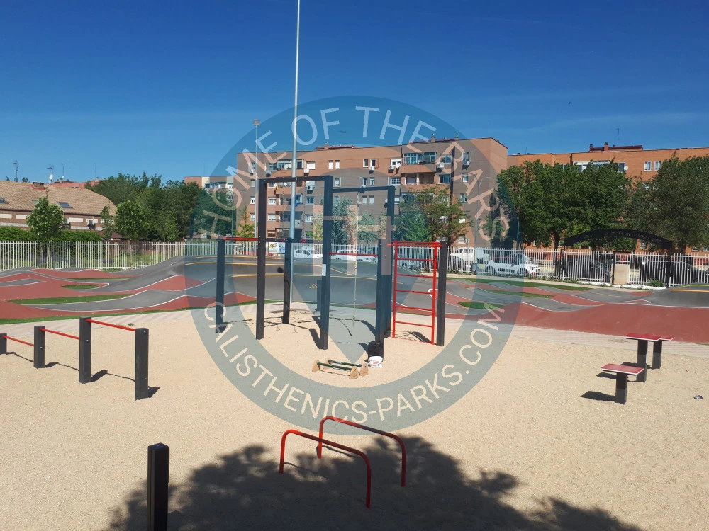 Calisthenics park in Escuela de Educación Vial, Avenida del Olivo, Meco, Comunidad de Madrid, 28880, España