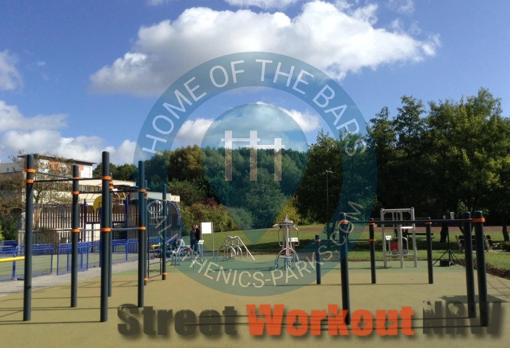 Calisthenics park in Caserne de C.R.S., Rue de Migneaux, Villaine, Massy, Palaiseau, Essonne, Île-de-France, France métropolitaine, 91300, France