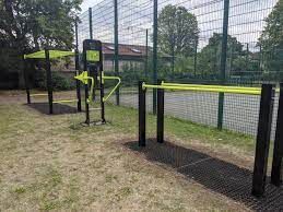 Outdoor Pull Up Bars - London - Outdoor Gym Manor House Gardens - United Kingdom - Spot