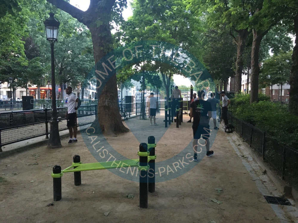 Calisthenics park in Quai de Valmy, Grange aux Belles, Quartier de l'Hôpital Saint-Louis, Paris 10e Arrondissement, Paris, Île-de-France, France métropolitaine, 75010, France