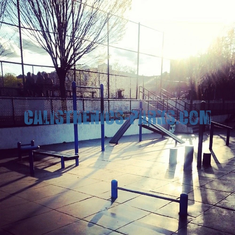 Calisthenics park in 30-51, 46th Street, Sunnyside Gardens, Queens, City of New York, New York, 11103, United States