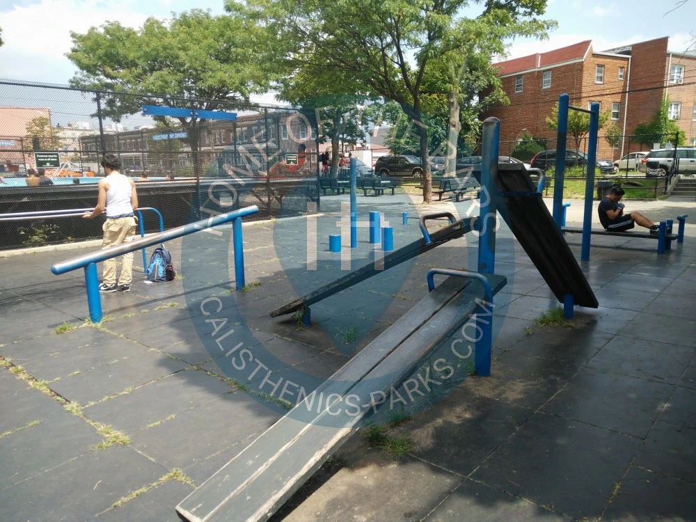 Calisthenics park in 30-51, 46th Street, Sunnyside Gardens, Queens, City of New York, New York, 11103, United States