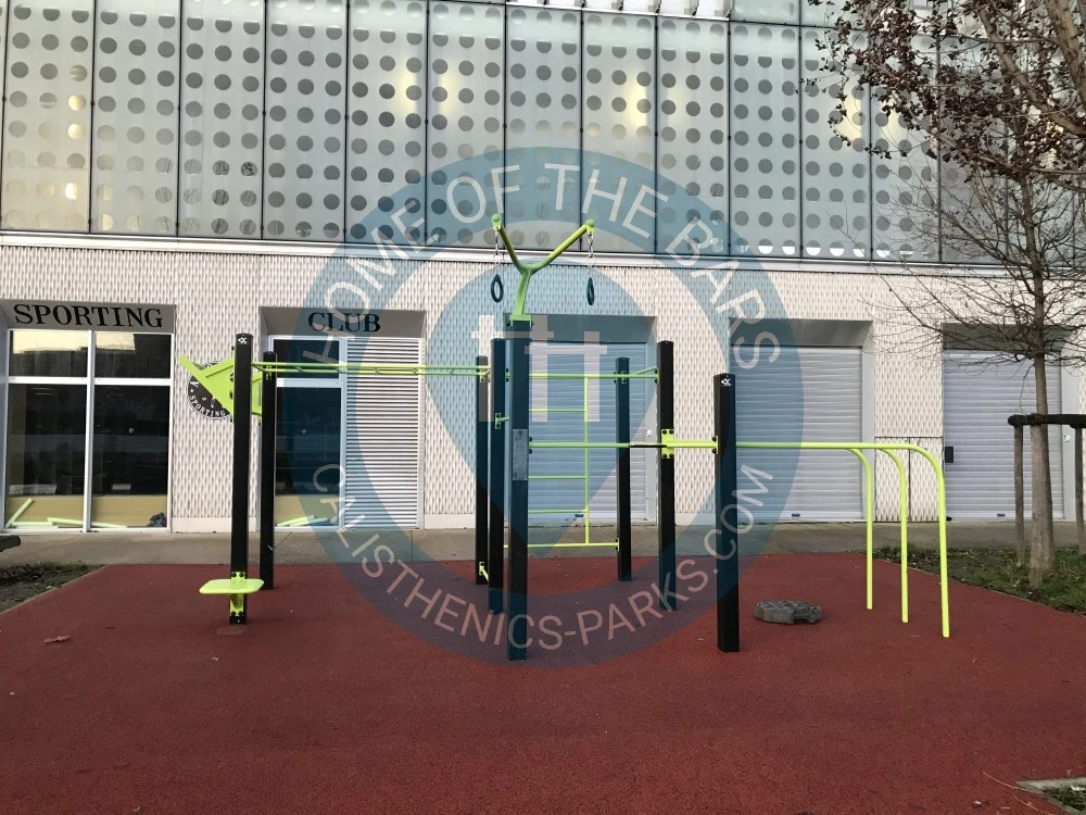 Calisthenics park in École Primaire Publique Claude Bernard, Quai du Lot, Quartier du Pont-de-Flandre, Paris 19e Arrondissement, Paris, Île-de-France, France métropolitaine, 75019, France
