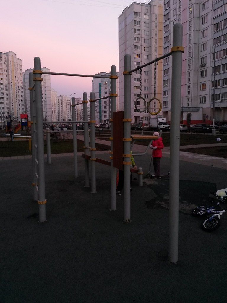 Calisthenics park in Школа № 1354 "Вектор". Лабораторный корпус, 34 к3, Изюмская улица, Бутово, район Южное Бутово, Москва, Центральный федеральный округ, 117624, Россия