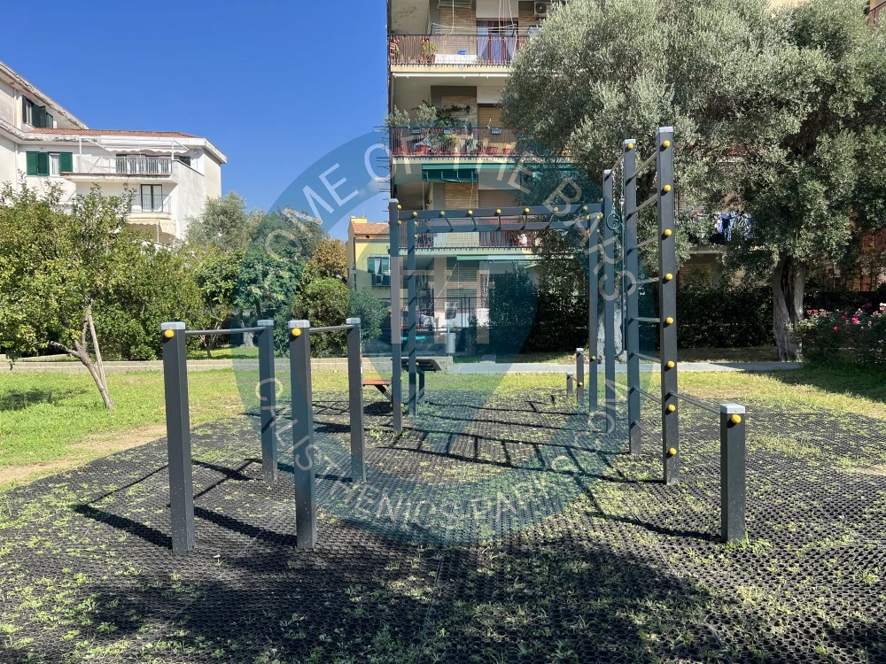 Calisthenics park in Via Mariano Lauro, Rione Angri, Maiano, Sant'Agnello, Napoli, Campania, 80065, Italia