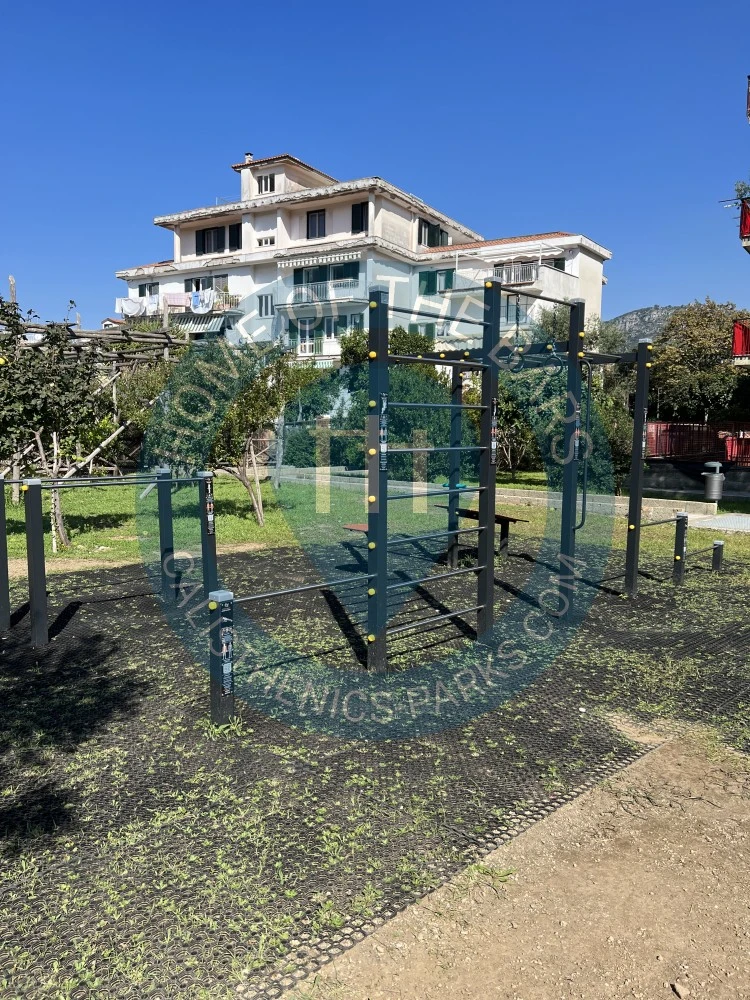 Calisthenics park in Via Mariano Lauro, Rione Angri, Maiano, Sant'Agnello, Napoli, Campania, 80065, Italia