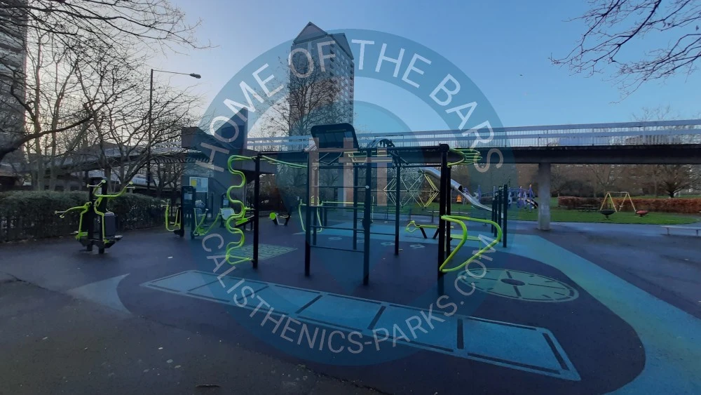 Outdoor Pull Up Bars - London - Open aIr gym near to the park - United Kingdom - Spot