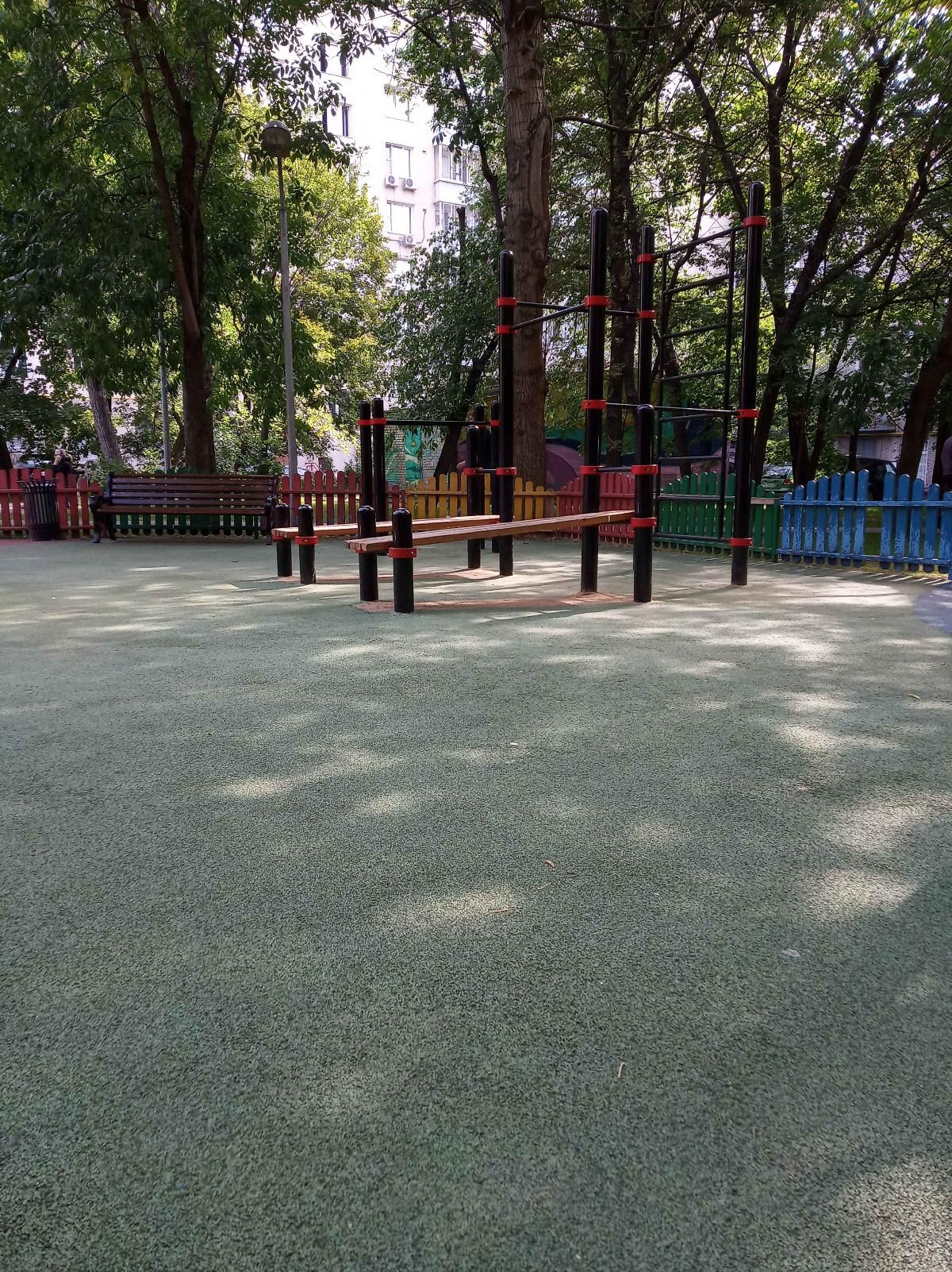 Calisthenics park in Спортивная, улица 10-летия Октября, Квартал №532, район Хамовники, Москва, Центральный федеральный округ, 119048, Россия