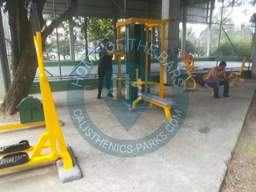 Medellín - Outdoor Pull Up Bars - Placa Polideportiva Manila - Colombia - Spot