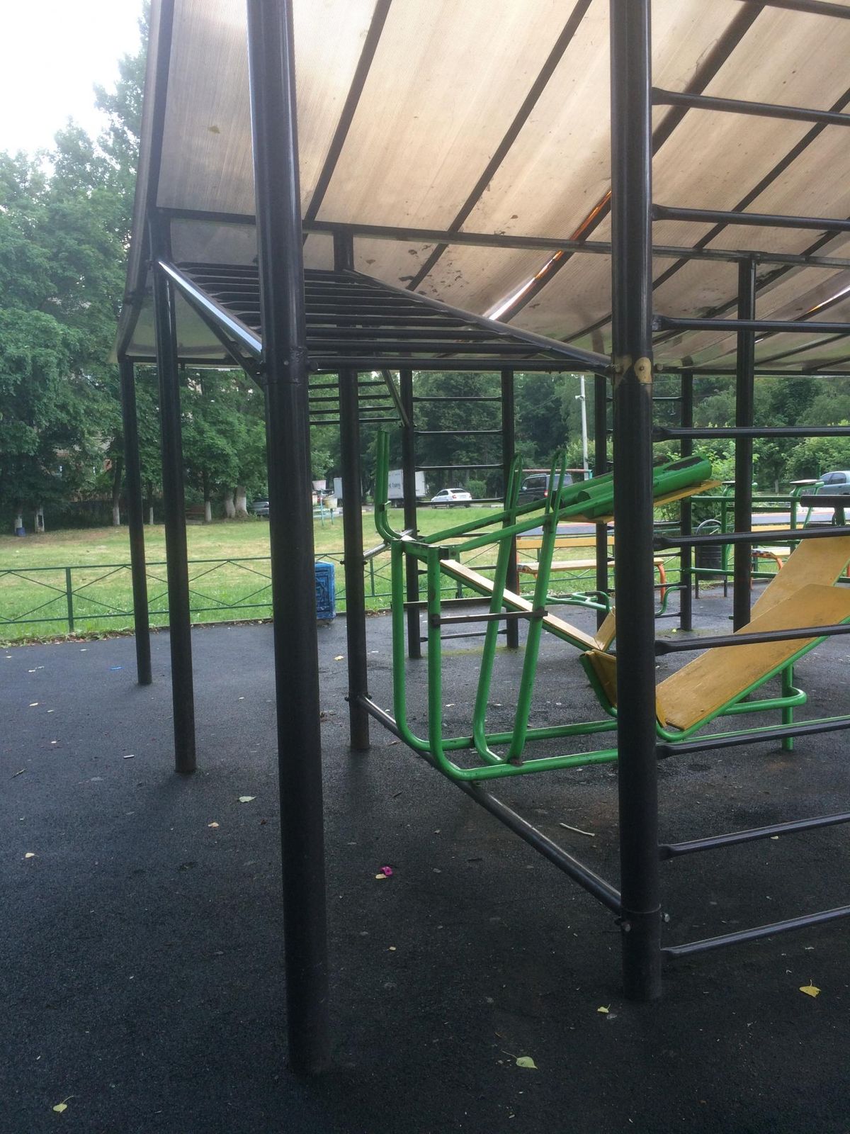 Calisthenics park in 4, Больничная улица, Апрелевка, Наро-Фоминский городской округ, Московская область, Центральный федеральный округ, 143360, Россия