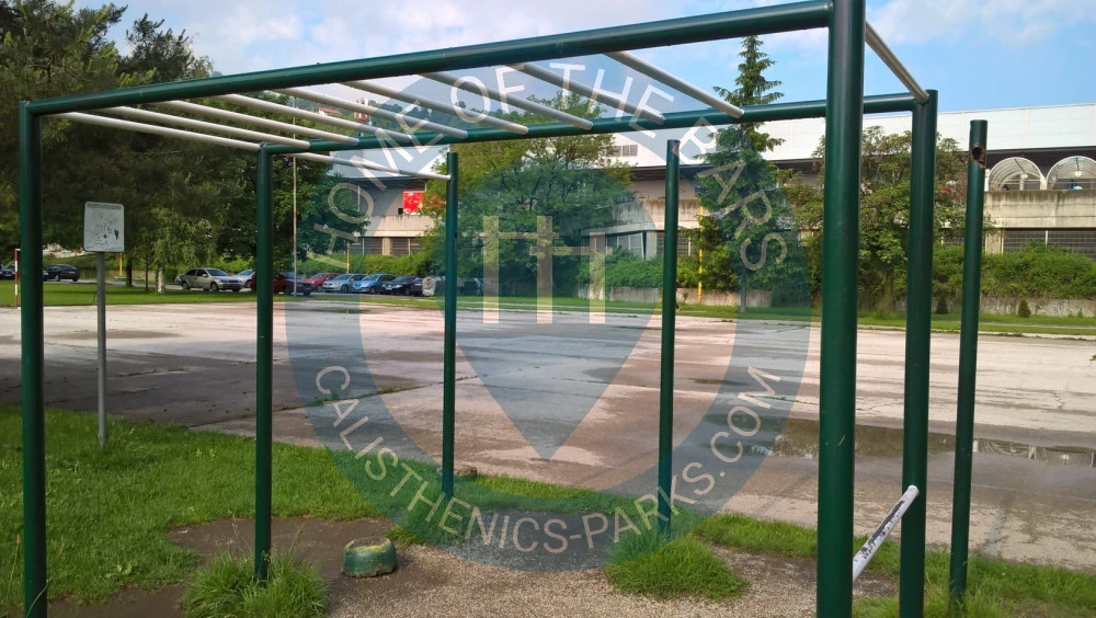Calisthenics park in Školsko igralište, Dr Tihomila Markovića, Zlokovac, Tuzla, Grad Tuzla, Tuzlanski kanton, Federacija Bosne i Hercegovine, 75000, Bosna i Hercegovina / Босна и Херцеговина