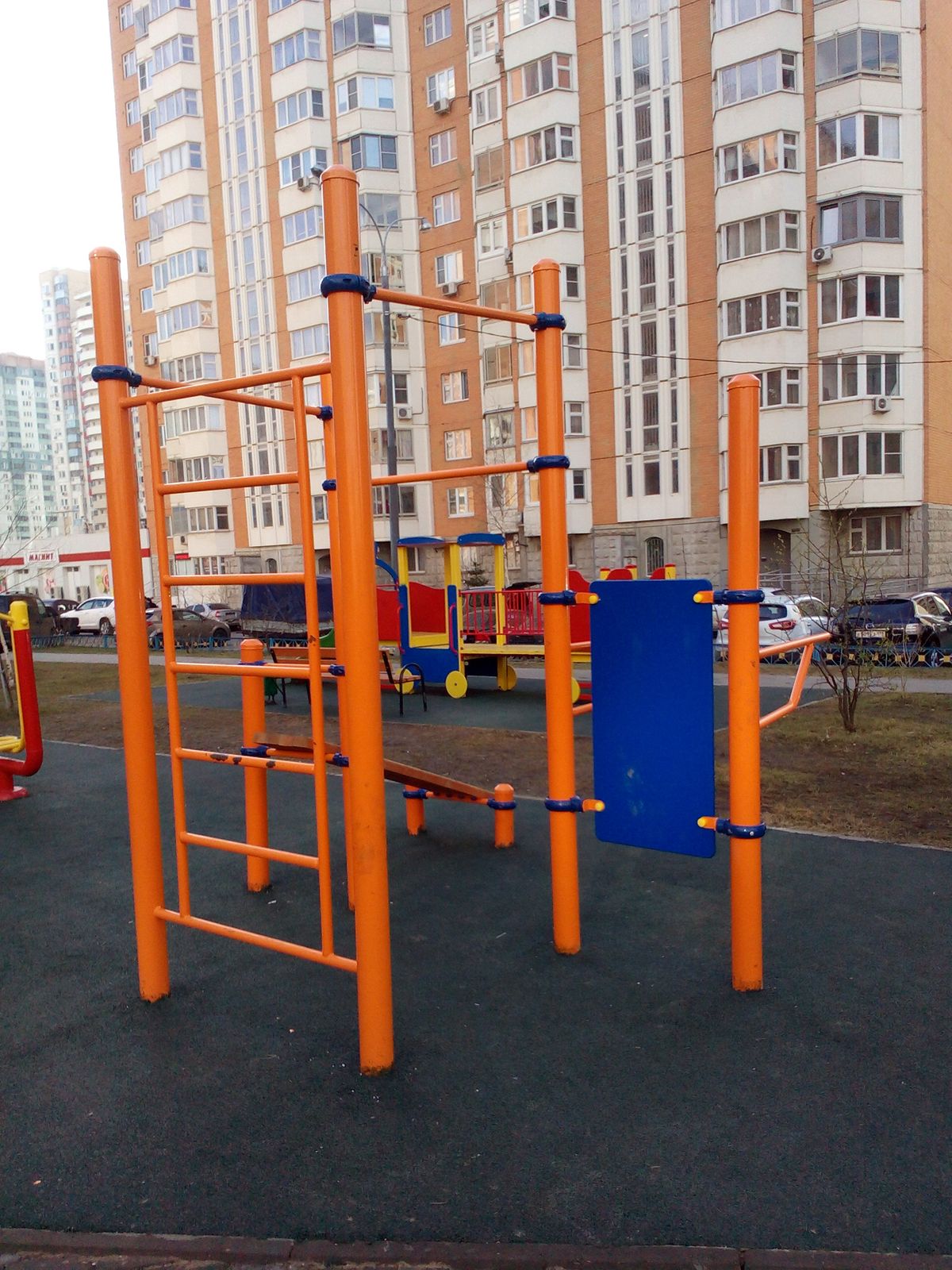Calisthenics park in Пятёрочка, Подмосковный бульвар, Павшинская Пойма, Красногорск, городской округ Красногорск, Московская область, Центральный федеральный округ, 143405, Россия