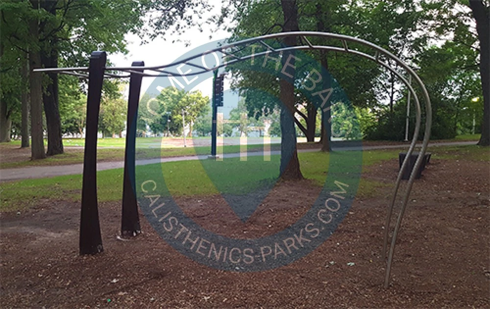 Calisthenics park in Migration, Chemin du Tour-de-l'Isle, Ville-Marie, Montréal, Agglomération de Montréal, Montréal (région administrative), Québec, H3C 6A3, Canada