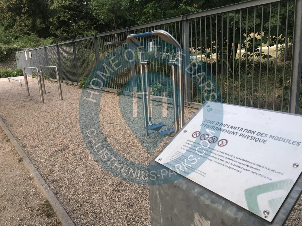 Outdoor Gym - Colombes - Modules d'entraînement physique - barres parallèles, poutre, module pour jambes - France - Spot