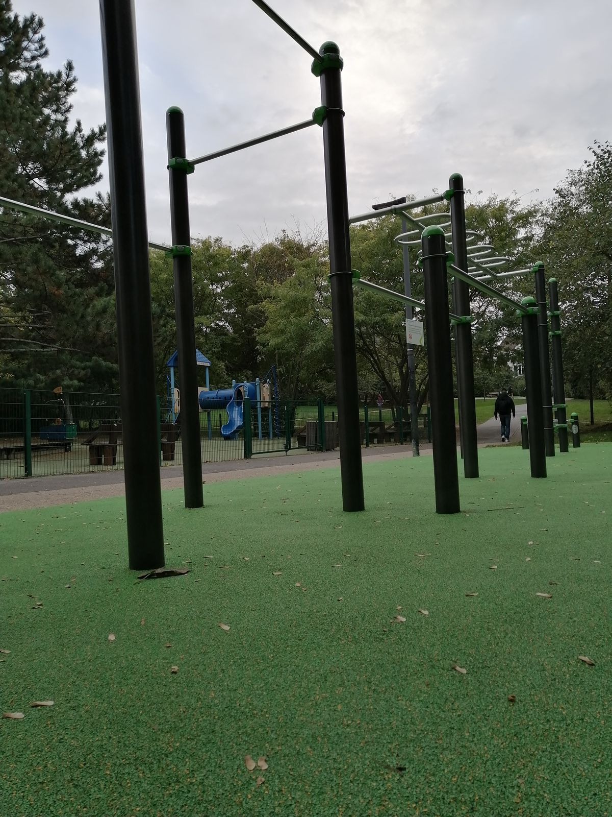 Outdoor Pull Up Bars - Châtillon - Outdoor Gym Square Leo Malet - France - Spot