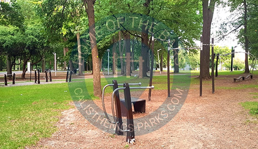 Calisthenics park in Migration, Chemin du Tour-de-l'Isle, Ville-Marie, Montréal, Agglomération de Montréal, Montréal (région administrative), Québec, H3C 6A3, Canada