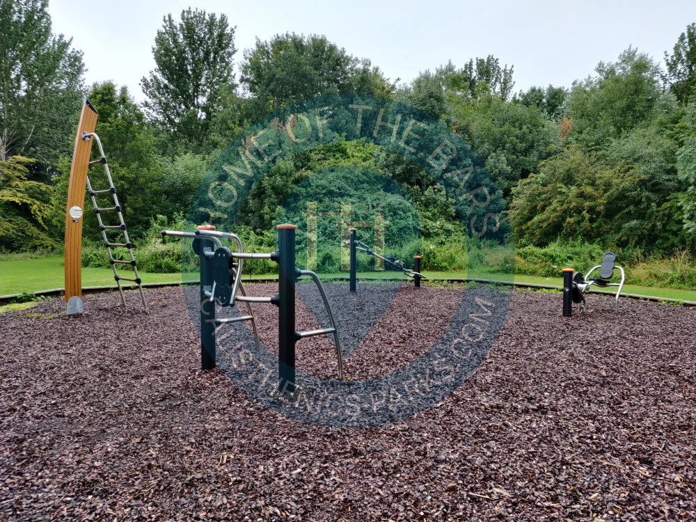 Workout Station - Bristol - Outdoor Gym Meade Park Rig - United Kingdom - Spot