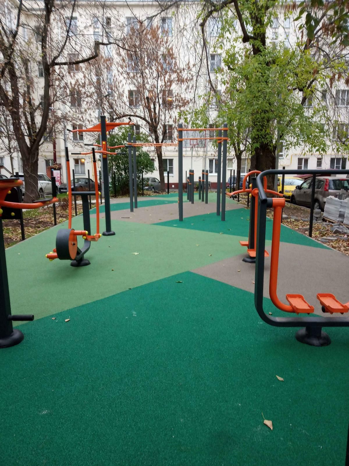 Calisthenics park in Спортивная, улица 10-летия Октября, Квартал №532, район Хамовники, Москва, Центральный федеральный округ, 119048, Россия