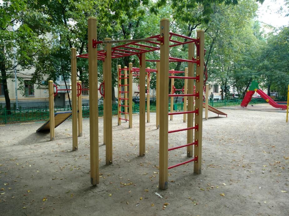 Calisthenics park in Спортивная, улица 10-летия Октября, Квартал №532, район Хамовники, Москва, Центральный федеральный округ, 119048, Россия