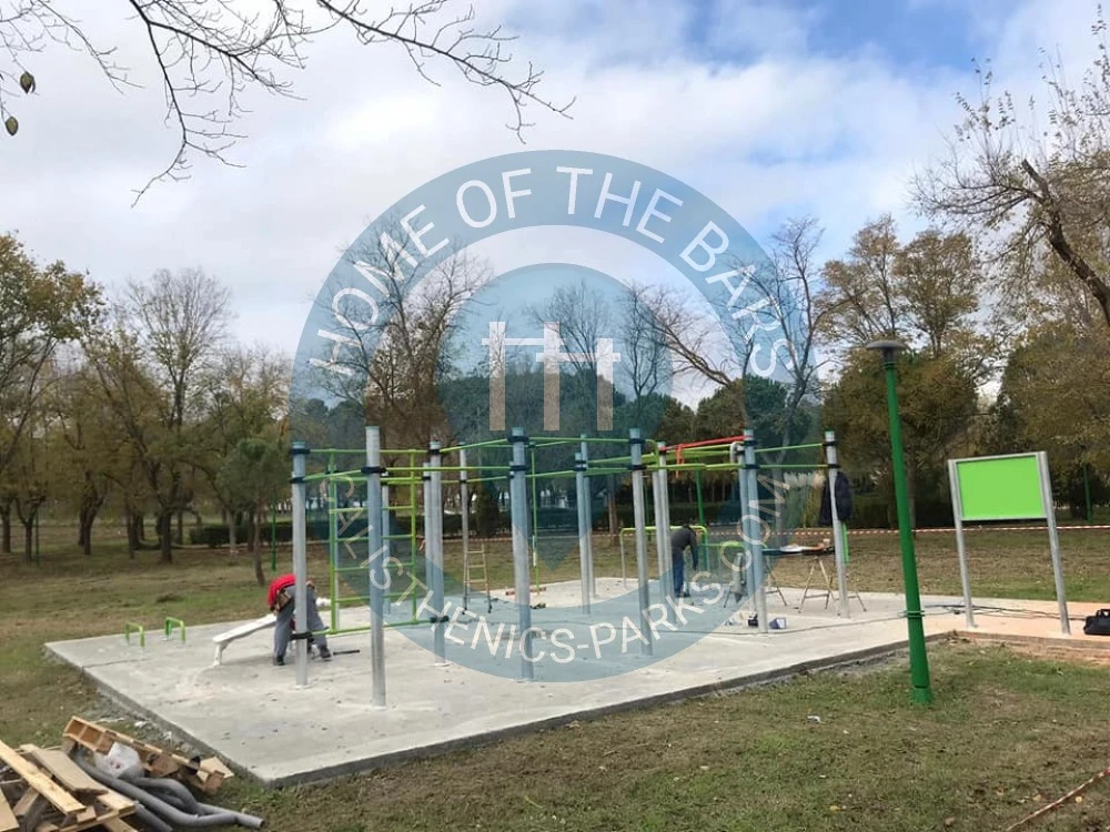 Calisthenics park in Las Pistas, Paseo de Los Molinos, Urbanización Cervantes, Yuncos, Toledo, Castilla-La Mancha, 45210, España