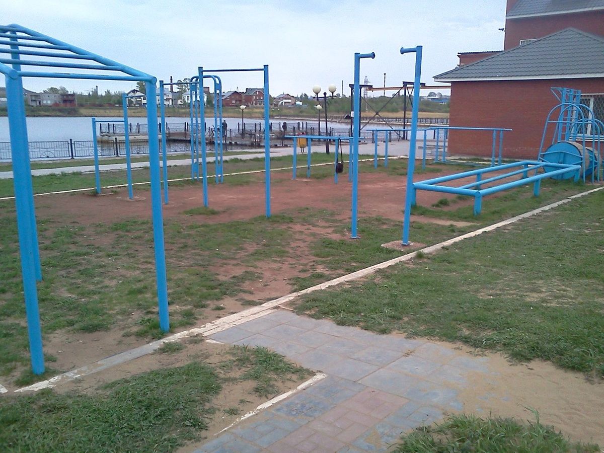 Calisthenics park in 104, улица Шевченко, Альметьевск, городское поселение Альметьевск, Альметьевский район, Татарстан, Приволжский федеральный округ, 423457, Россия