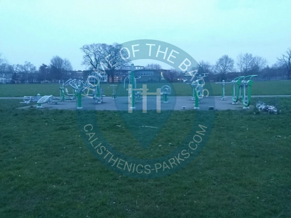 Exercise Park - London - Outdoor Fitness Roe Green Park - United Kingdom - Spot