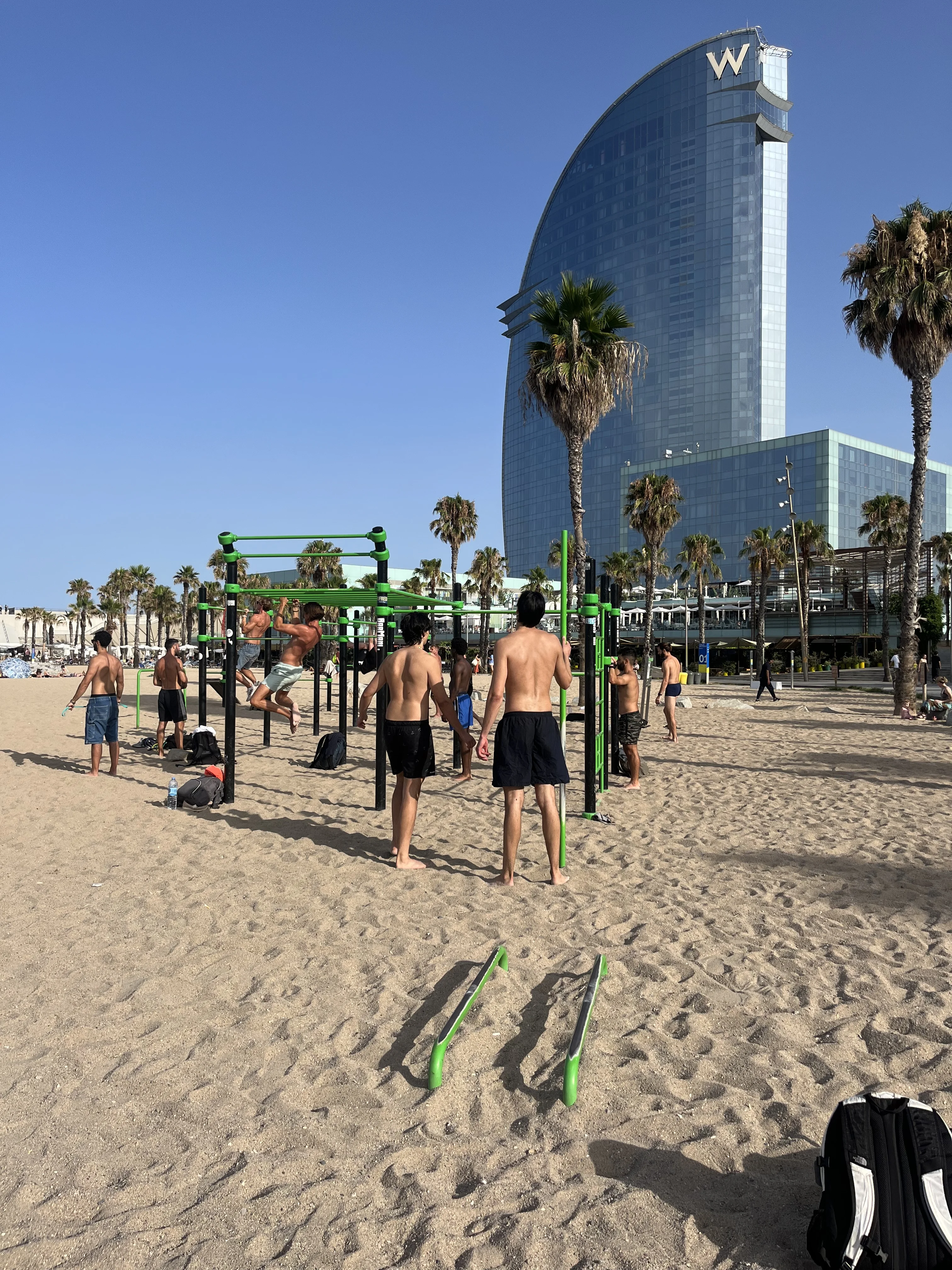 Parc professional de calisthenics Sand-Beach Park near W tower