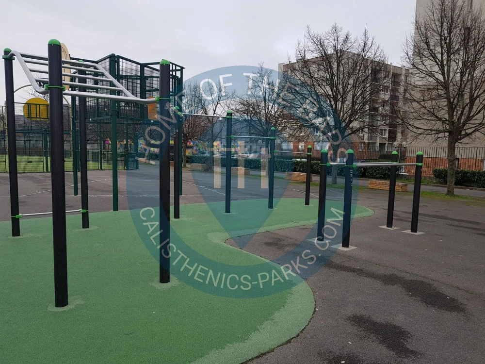 Calisthenics park in École maternelle Jean Mermoz, Rue du Général Mangin, Le Bourget, Le Raincy, Seine-Saint-Denis, Île-de-France, France métropolitaine, 93350, France