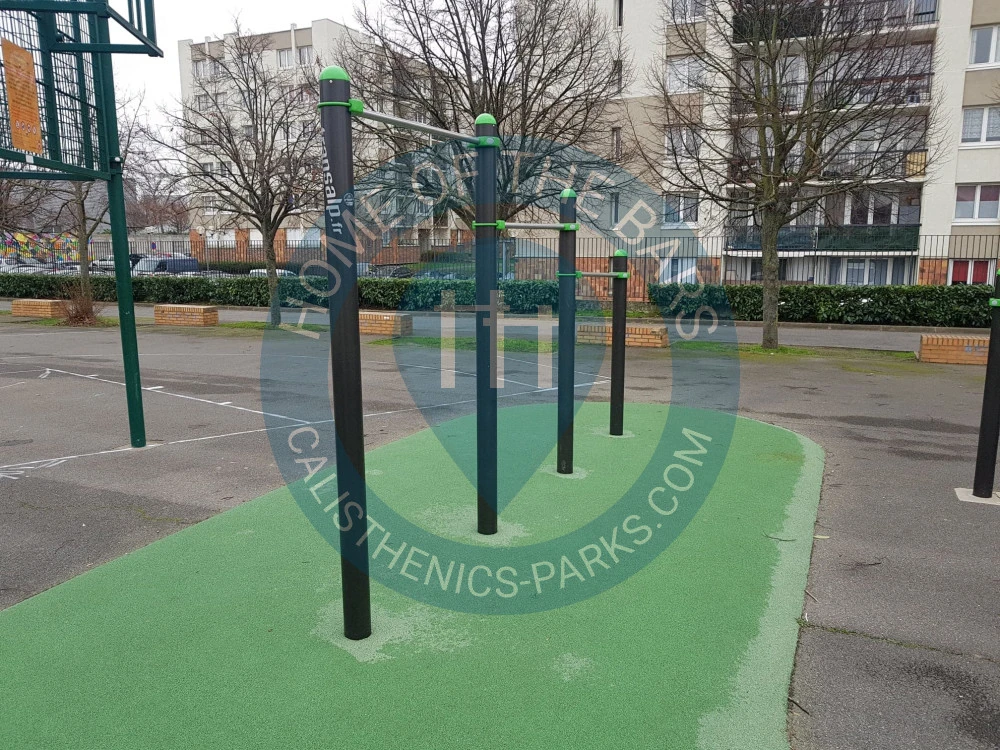 Calisthenics park in École maternelle Jean Mermoz, Rue du Général Mangin, Le Bourget, Le Raincy, Seine-Saint-Denis, Île-de-France, France métropolitaine, 93350, France
