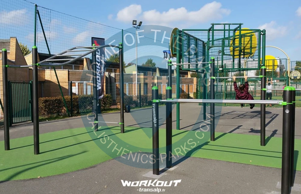 Calisthenics park in École maternelle Jean Mermoz, Rue du Général Mangin, Le Bourget, Le Raincy, Seine-Saint-Denis, Île-de-France, France métropolitaine, 93350, France
