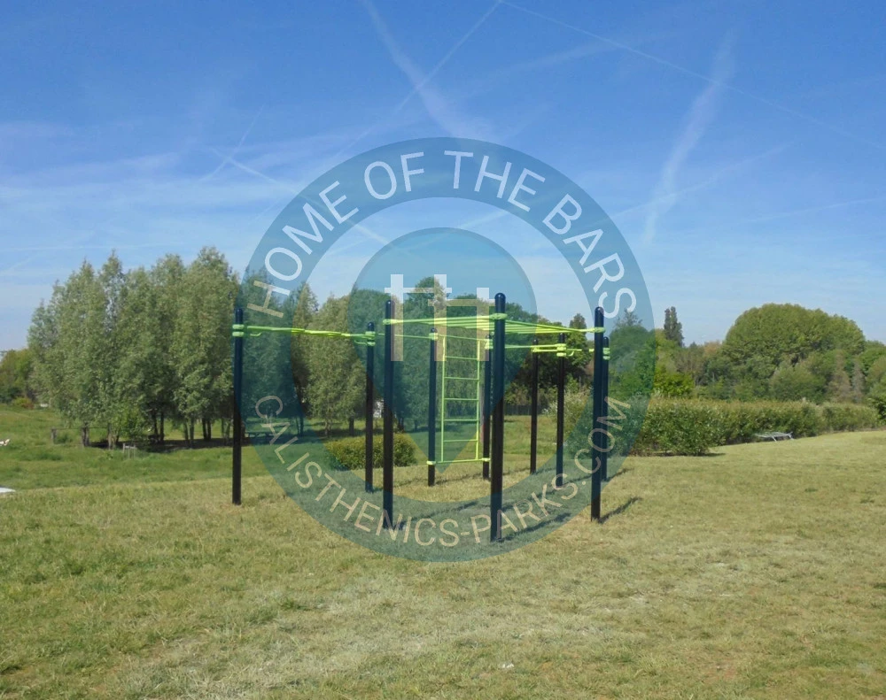 Calisthenics park in Rue du Maroc, Crosne, Arrondissement d'Évry, Essonne, Île-de-France, France métropolitaine, 91560, France