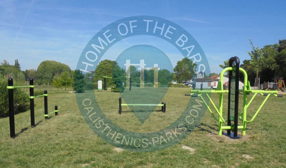 Calisthenics park in Rue du Maroc, Crosne, Arrondissement d'Évry, Essonne, Île-de-France, France métropolitaine, 91560, France