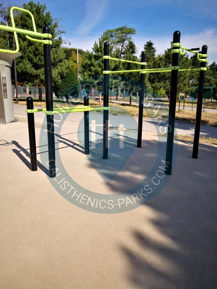 Calisthenics park in Boulevard d'Algérie, Quartier d'Amérique, Paris 19e Arrondissement, Paris, Île-de-France, France métropolitaine, 75019, France