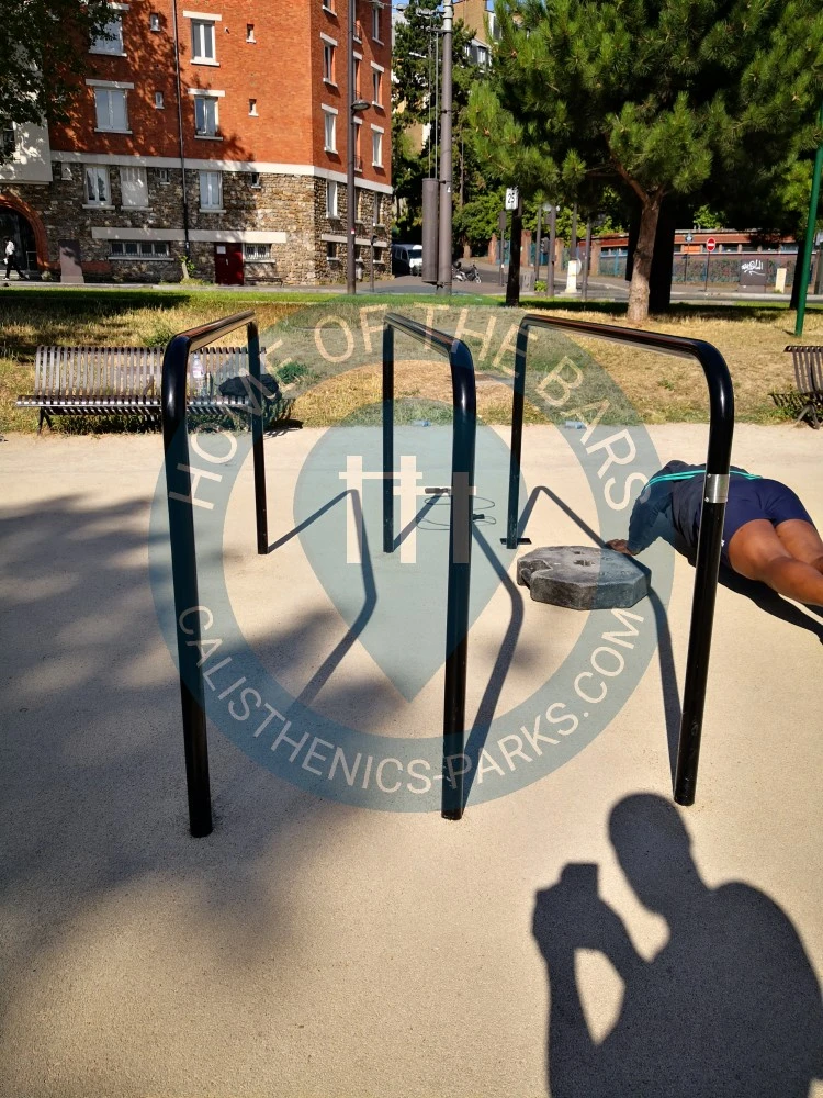 Calisthenics park in Boulevard d'Algérie, Quartier d'Amérique, Paris 19e Arrondissement, Paris, Île-de-France, France métropolitaine, 75019, France