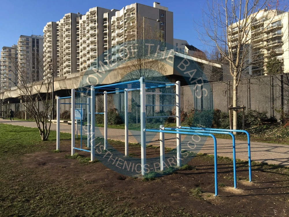 Calisthenics park in Quai du Président Paul Doumer, Quartier Cœur de Ville, Courbevoie, Arrondissement de Nanterre, Hauts-de-Seine, Île-de-France, France métropolitaine, 92400, France