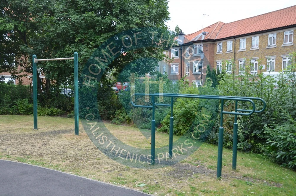 London - Outdoor Fitness Station - Sunbeam Gardens - United Kingdom - Spot